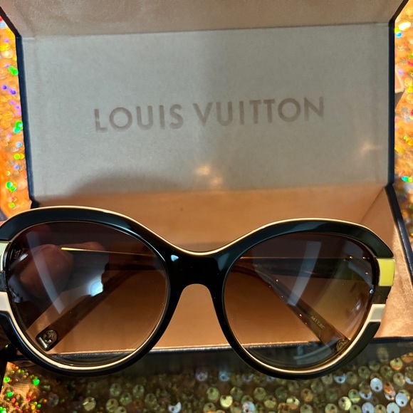 AUTHENTUC LOUIS VUITTON SUNGLASSES - Picture 3 of 5